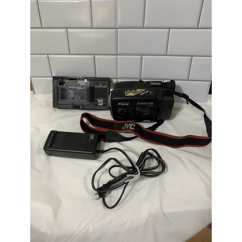 Genuine JVC (GR-AX650U) 14x Hyper Zoom F1.2 Lens Camcorder Bundle Tested